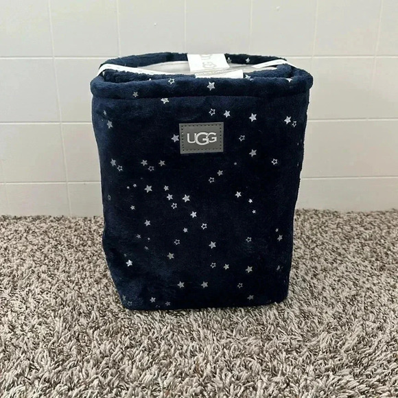 New! Avery Stars 2-Piece Storage Set
UGG® - Navy - Picture 1 of 3